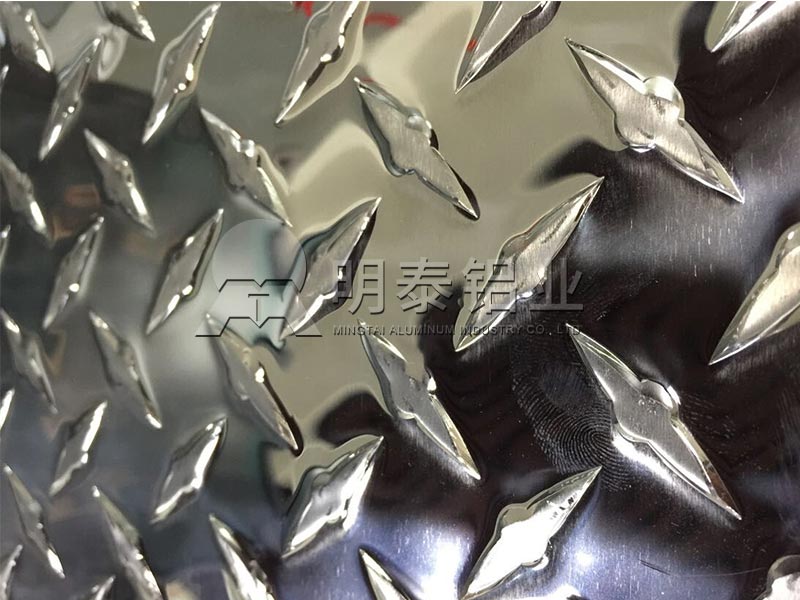 鋁板廠家_工廠廠房用防滑一條筋花紋鋁板卷價格多少錢？